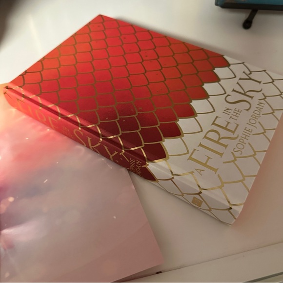 A Fire in the Sky Fairyloot Edition Signed by the Author Sprayed Edges - Picture 9 of 9